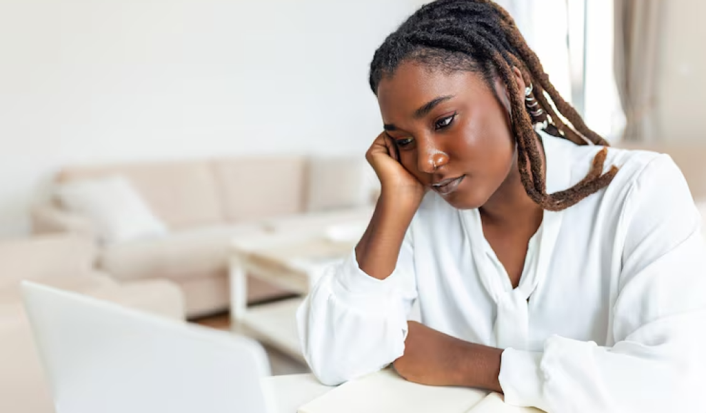 serie-froncant-sourcils-femme-origine-afro-americaine-assise-au-bureau-du-lieu-travail-regarde-ecran